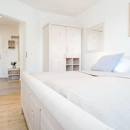 Apartment Brenkenhagener Weg 8-10 1 *