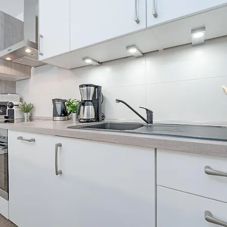 Brenkenhagener Weg 8-10 1 *